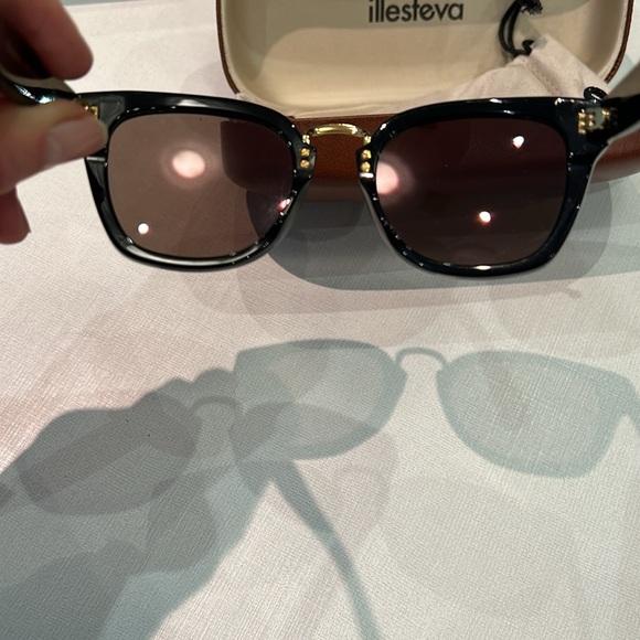 Illesteva black sunglasses with pink mirror.  Positano is style name - Picture 3 of 4